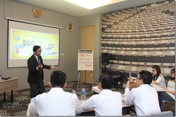 trainer presenta edu prayoga
